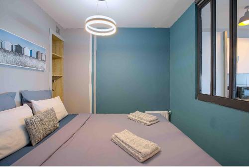 ニースにあるFlat design with SEA view promenade des anglaisのベッドルーム1室(大型ベッド1台、枕2つ付)