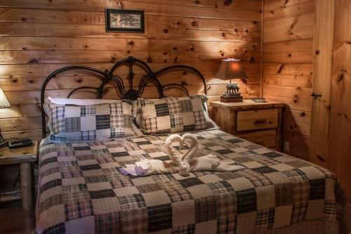 Un dormitorio con una cama con un cisne. en Holly Tree Hideaway - Semi Secluded Mtn Setting en Sevierville