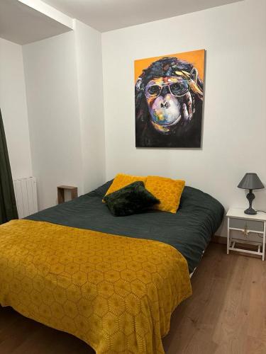 - une chambre avec un lit orné d'une peinture de chien dans l'établissement Appart 500 m centre ville - gare, à Soissons