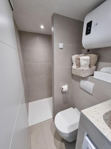 Photo de la galerie de l'établissement Studio moderne avec jardin Côte Bleue, à Le Rove