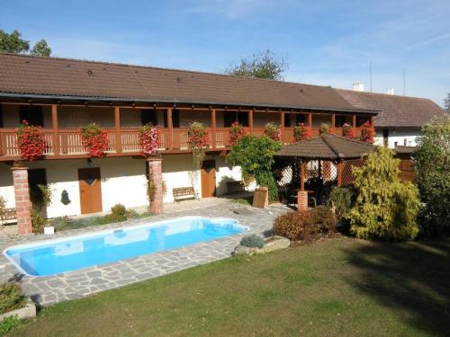 a house with a swimming pool in the yard at Jihočeský Statek in Dynín