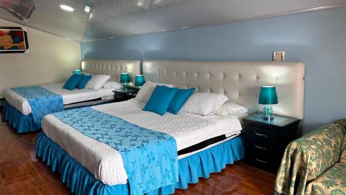 サレントにあるCasa Salentoのベッドルーム1室(青い枕のベッド2台付)