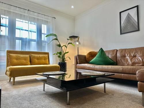 a living room with two couches and a coffee table at Stylish One Bedroom Flat Chancery Lane in London