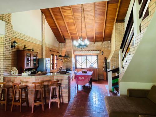 kuchnia z barem i drewniane sufity w obiekcie Casa de Campo w mieście Colônia Murici