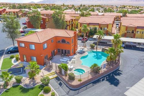 Πισίνα στο ή κοντά στο Hawk Ridge Two Bedroom Condo by Cool Properties