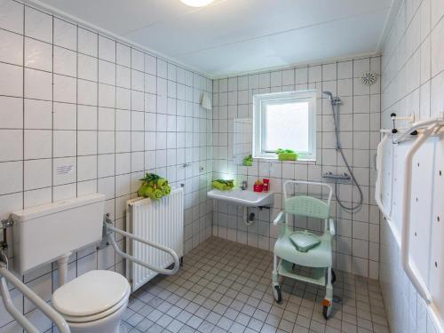 een badkamer met een toilet en een wastafel bij Beautiful home with lots of privacy, in the forest in De Bult