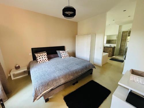 une chambre avec un lit avec des oreillers dessus dans l'établissement Villa Sunlight Mougins, à Mougins