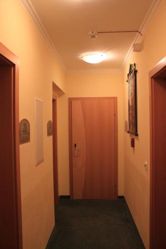 a hallway with a door and a light on the ceiling at City Hotel Neunkirchen in Neunkirchen