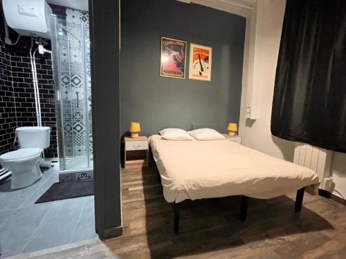 パリにあるHostel Du Globeのベッドルーム1室(ベッド1台付)、バスルーム(トイレ付)