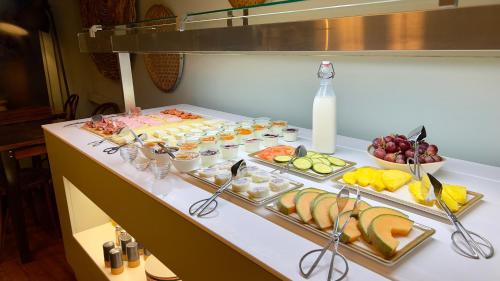 Un buffet con muchos tipos diferentes de comida en una mesa. en Casa dos Lóios by Shiadu, en Oporto