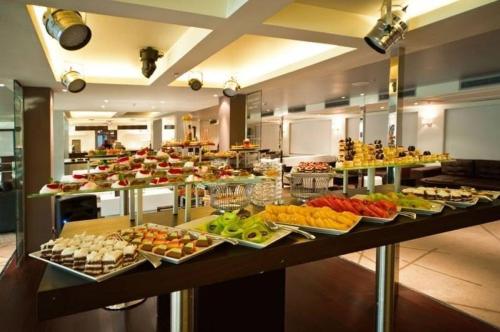 Una línea de buffet con muchos tipos diferentes de comida. en book Now Nile Cruise From Aswaon every Friday & Monday & wednesday, en Asuán