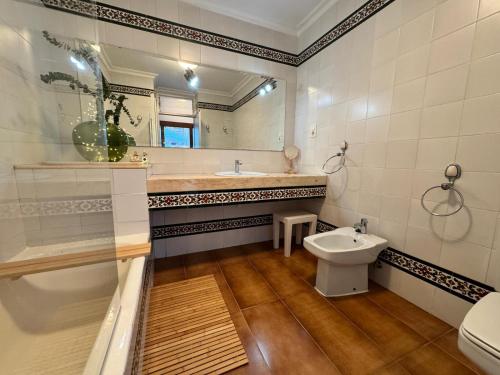 een badkamer met een wastafel en een toilet bij Casa Villalonga in Villalonga