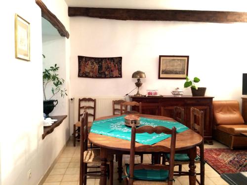 d'une salle à manger avec une table et un bureau. dans l'établissement Le Prieuré Saint Blaise, à Le Puy-Saint-Bonnet