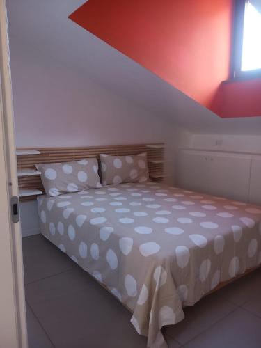 um quarto com uma cama grande e um tecto vermelho em Casa Hope em Nola