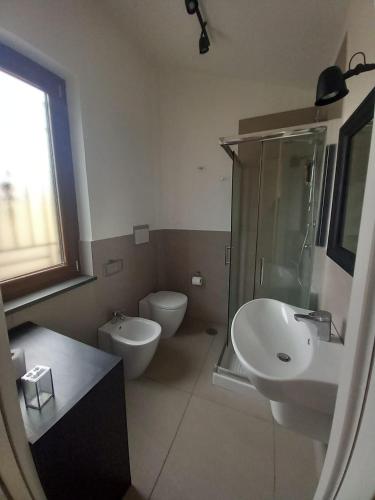 een badkamer met een wastafel, een toilet en een douche bij Casa Hope in Nola