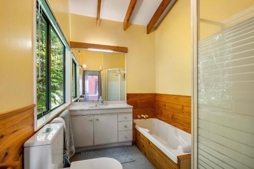 een badkamer met een bad, een toilet en een wastafel bij Pukawa Paradise - Pukawa Holiday Home in Kuratau