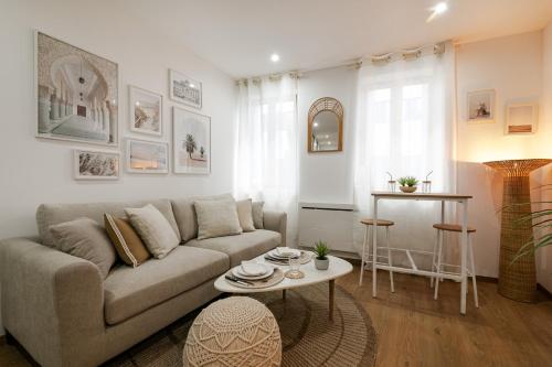 佩皮尼昂的住宿－Appartement “La Bohème” plein centre historique，客厅配有沙发和桌子