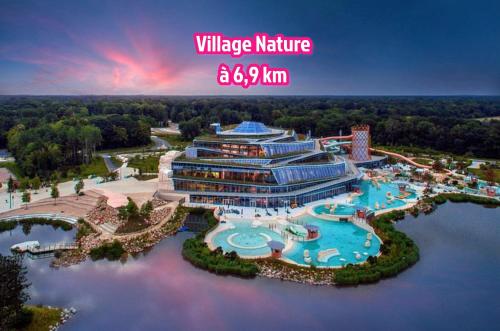 une vue aérienne d'un complexe avec piscine dans l'établissement F3 de 60m2 à 5 min de Disneyland, proche Paris, à Montévrain