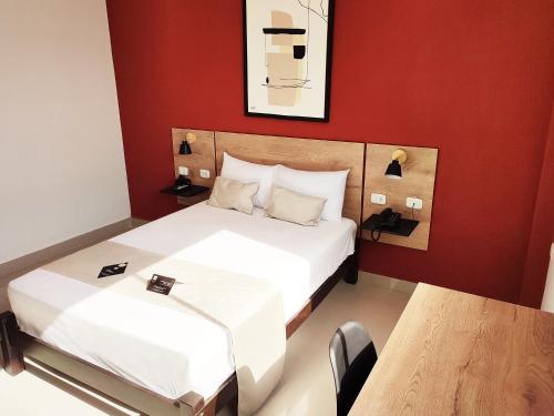 Habitación de hotel con 2 camas y mesa en Rua Hoteles Talara en Talara