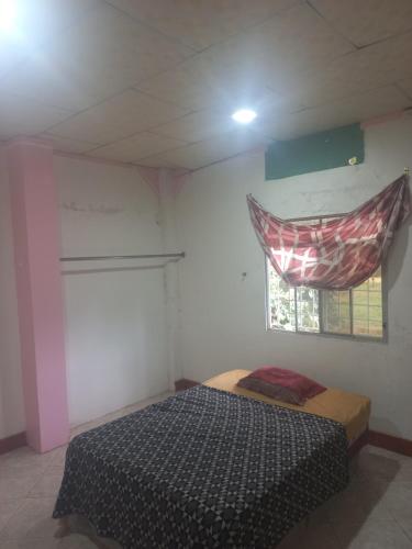 1 dormitorio con cama y ventana en La Pollera, en Santa Rosa