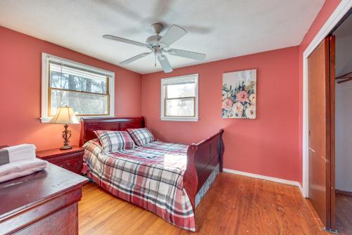 1 dormitorio con paredes rojas, 1 cama y ventilador de techo en Pet-Friendly Merrimack Home with Grill 8 Mi to Mall, en Merrimack