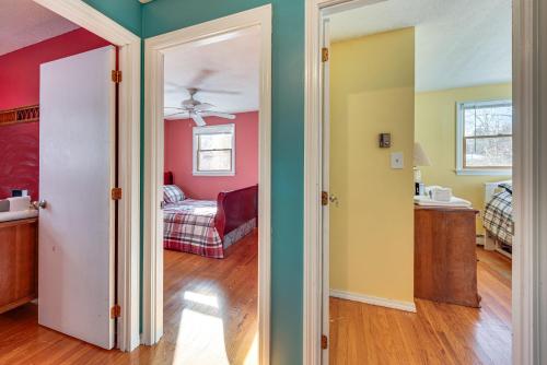 Habitación con paredes coloridas y sala de estar. en Pet-Friendly Merrimack Home with Grill 8 Mi to Mall, en Merrimack