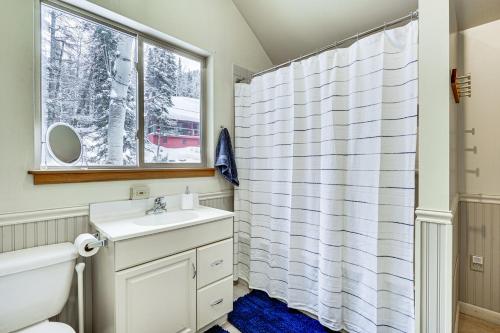 Phòng tắm tại Solitude Mountain Cabin Creek-Side View and Hot Tub