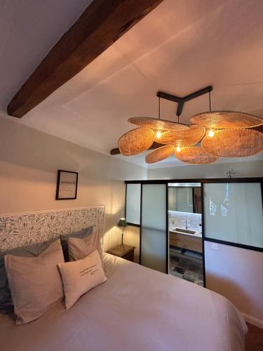 1 dormitorio con 1 cama y 2 lámparas de araña en La Saint-Pauloise, en Saint-Paul-de-Vence