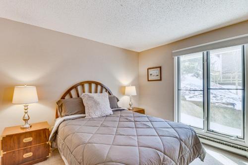 um quarto com uma cama e uma grande janela em Cozy Condo with Patio 1 Mi to Wintergreen Resort! em Mount Torry Furnace