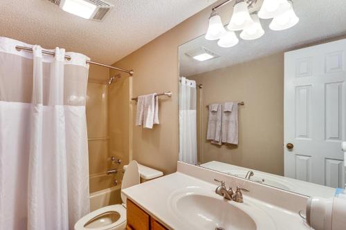 y baño con lavabo, aseo y espejo. en Cozy Condo with Patio 1 Mi to Wintergreen Resort!, en Mount Torry Furnace