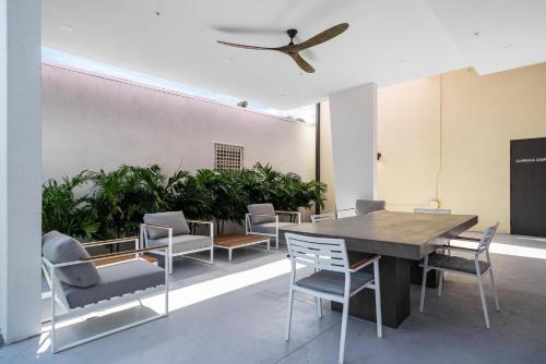 een eetkamer met een tafel en stoelen en planten bij Pastel Apartments in Miami