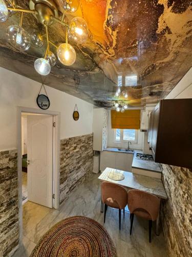 uma cozinha com mesa e cadeiras num quarto em Central Apartment em Constança