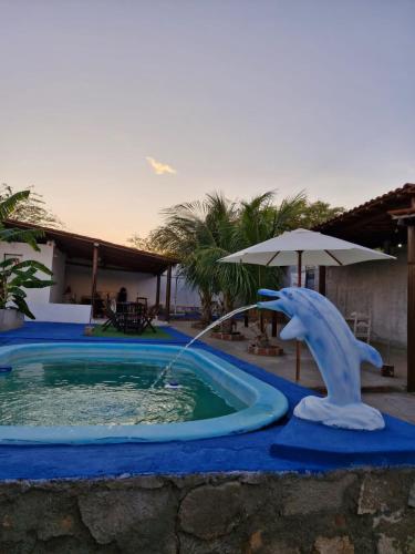 uma fonte de água de golfinhos numa piscina em Casa de Férias e Festas em Gloria
