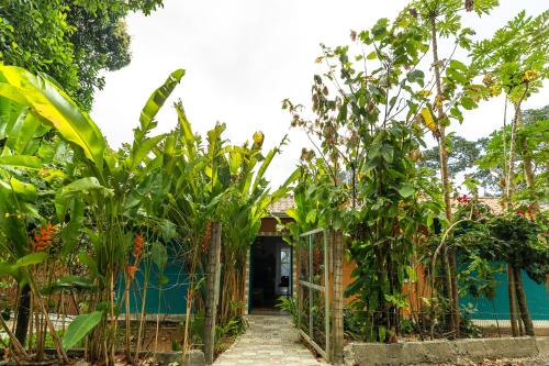 a fence in front of a house with plants at Casa Papaya in Santa Cruz Cabrália