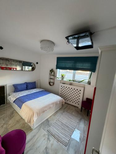 een kleine slaapkamer met een bed en een raam bij Central Apartment in Constanţa