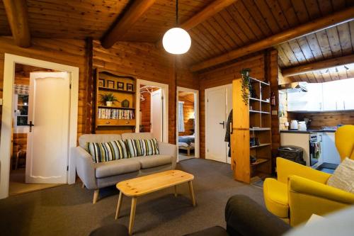Atpūtas zona naktsmītnē Luxury Log Cabin Hideaway in Rural Snowdonia by Seren Short Stays