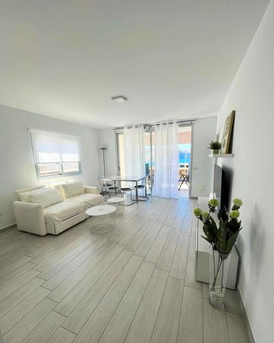 THE WHITE HEART HOUSE – ATTIC SEA VIEW