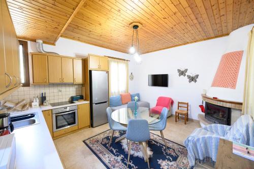 a kitchen and living room with a table and chairs at Small Villa Gerani in Agios Vlasios