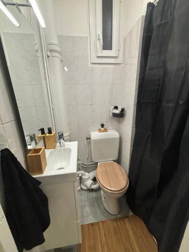 Appartement à côté Tour Eiffel في باريس: حمام مع مرحاض ومغسلة ودش