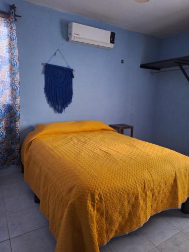 سرير أو أسرّة في غرفة في La Casita Azul Ya'xkab