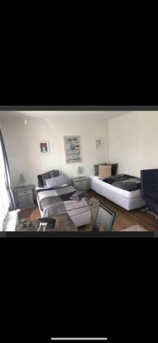 Zimmer mit mehreren Betten in einem Zimmer in der Unterkunft Ferienwohnung/Monteurwohnung in Salzgitter