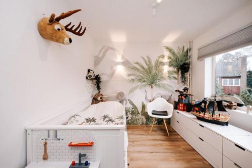 ein Zimmer mit einer weißen Theke mit Spielzeug darauf in der Unterkunft Fantastic family home, garden and free parking in Aerdenhout