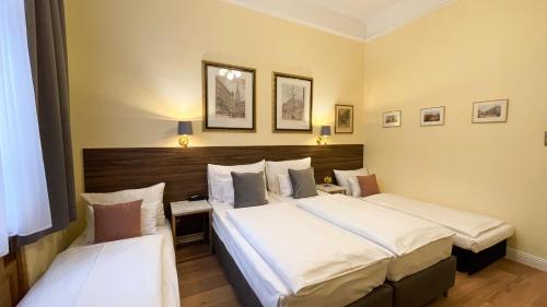 um quarto de hotel com duas camas num quarto em Private Comfort STEPHANSPLATZ - SELF CHECK IN em Viena