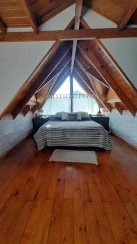 - une chambre mansardée dans l'établissement Hermosa casa familiar, à San Carlos de Bariloche