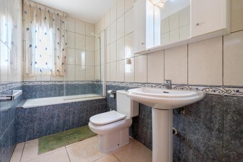 Ένα μπάνιο στο Villa Marisol,piscina privada, aire