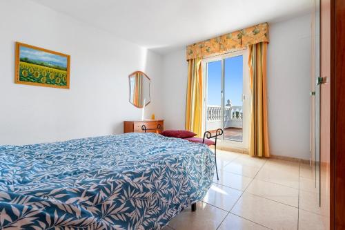 - une chambre avec un lit et une fenêtre avec vue dans l'établissement Villa Marisol,piscina privada, aire, à Miami Platja
