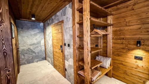 Pokój z drewnianymi ścianami i półkami w kabinie w obiekcie Jasna Boutique Chalet w Liptowskim Mikulaszu