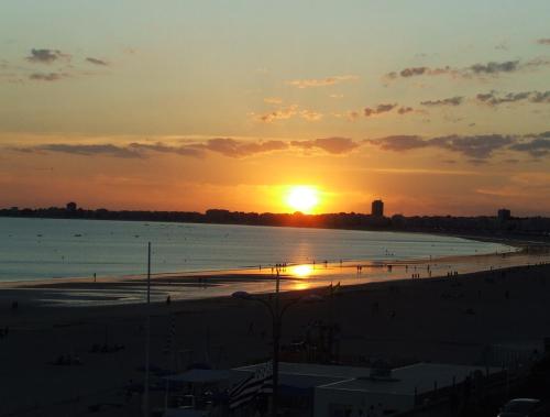 - un coucher de soleil sur une plage bien exposée dans l'établissement Studio Face Mer 3 Personnes, à Pornichet