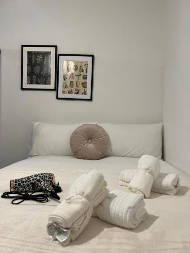 倫敦的住宿－Lovely Double Rooms in Euston & Square，客房内的一张带毛巾的床