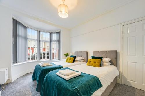 - une chambre avec 2 lits et une fenêtre dans l'établissement The Mather Place, à Blackpool